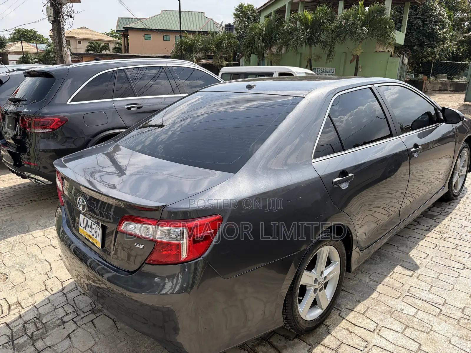 Toyota Camry SE 4dr Sedan (2.5L 4cyl 6A) 2012 Gray