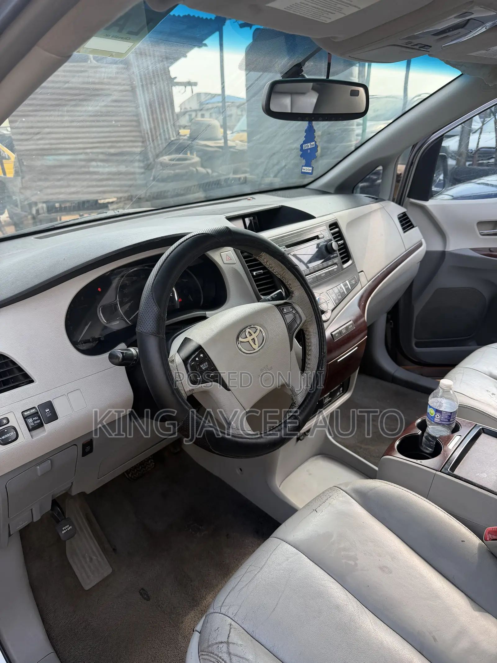 Toyota Sienna XLE AWD 7-Passenger 2013 Silver