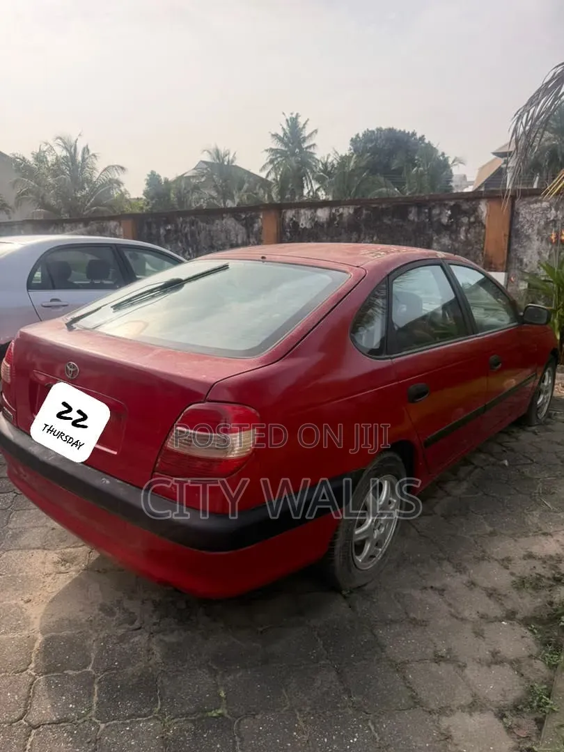 Toyota Avensis 2001 Red
