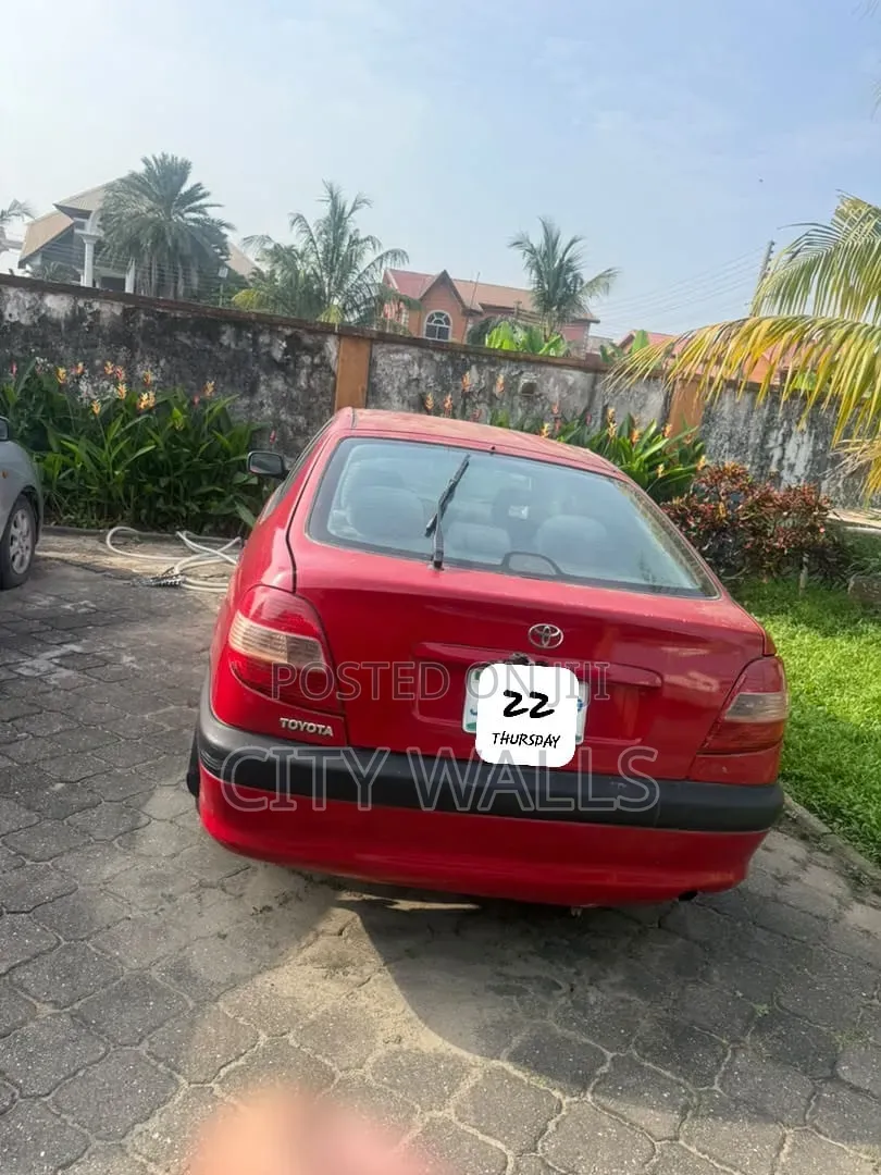 Toyota Avensis 2001 Red