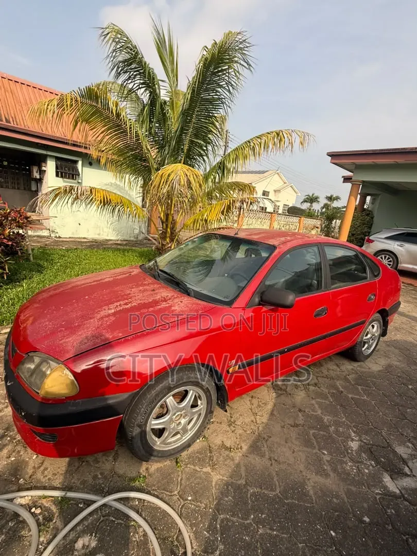 Toyota Avensis 2001 Red