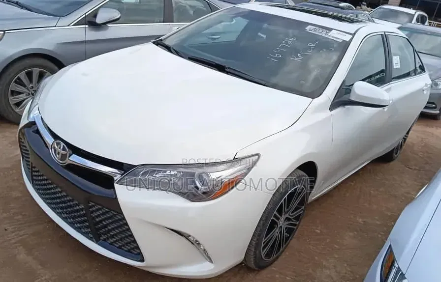 Toyota Camry SE w/Special Edition Pkg (2.5L 4cyl 6A) 2016 White