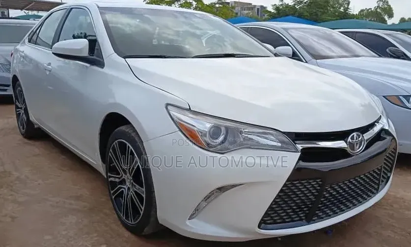 Toyota Camry SE w/Special Edition Pkg (2.5L 4cyl 6A) 2016 White