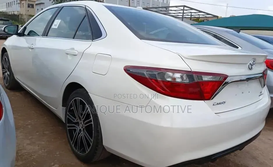 Toyota Camry SE w/Special Edition Pkg (2.5L 4cyl 6A) 2016 White