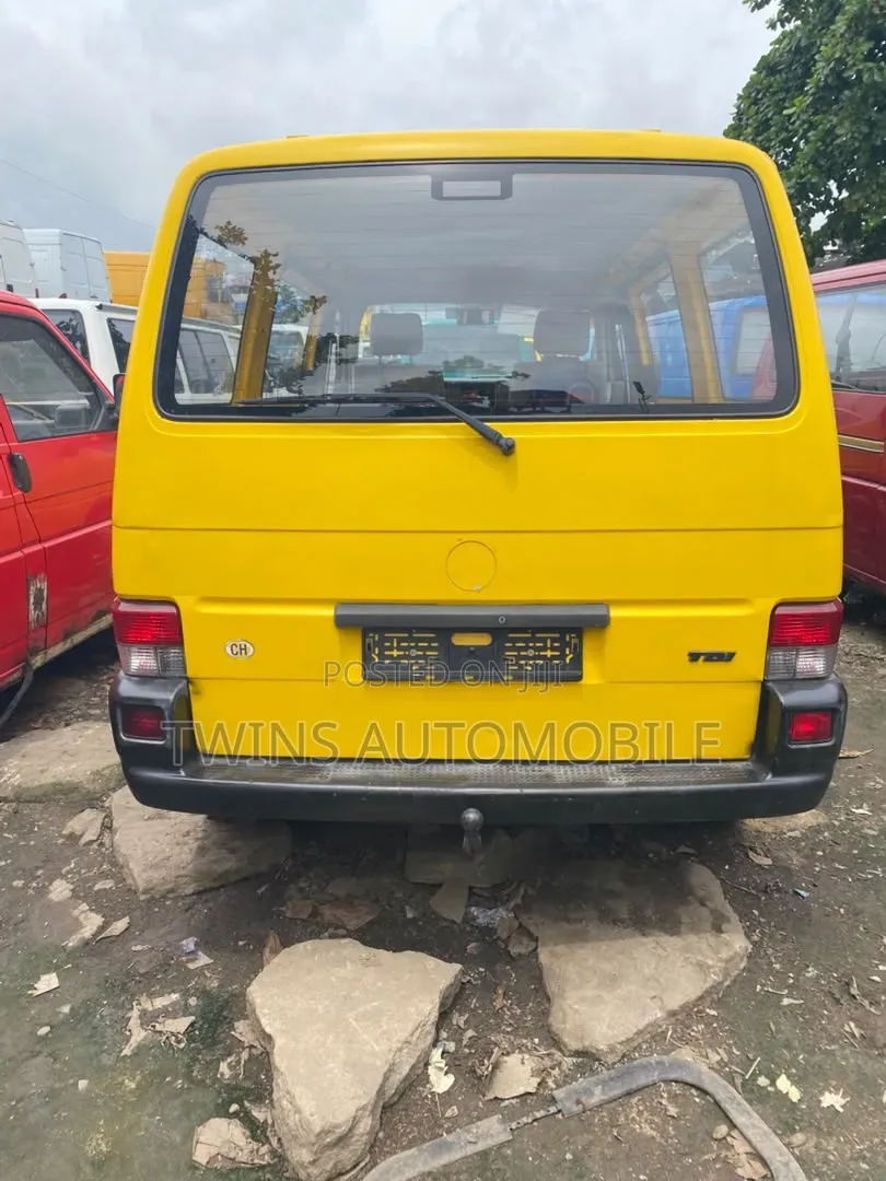 Volkswagen Transporter 2000 Yellow