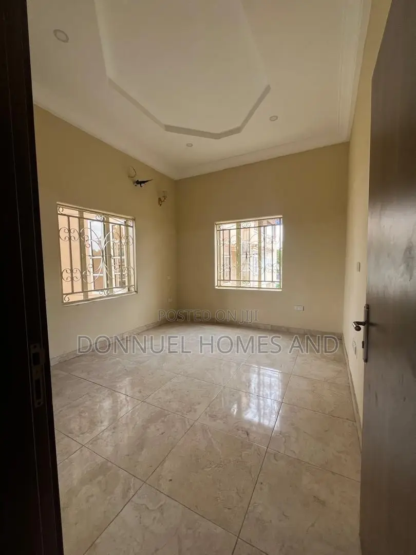 2bdrm Block of Flats in Lekki Phase 1 for rent