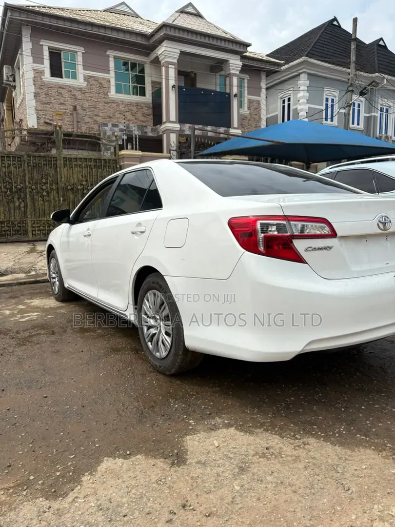 Toyota Camry LE 4dr Sedan (2.5L 4cyl 6A) 2013 White
