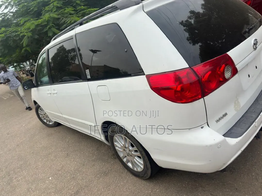Toyota Sienna 2005 White