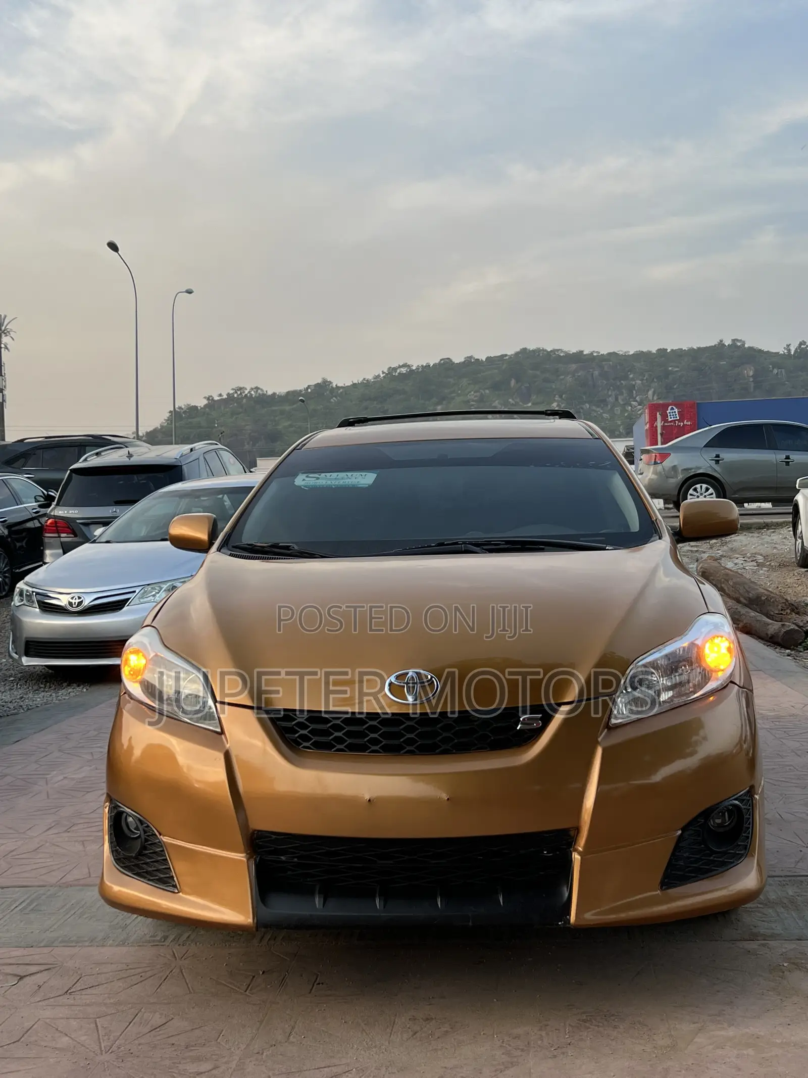 Toyota Matrix S Hatchback FWD (2.4L 4cyl 5A) 2009 Gold