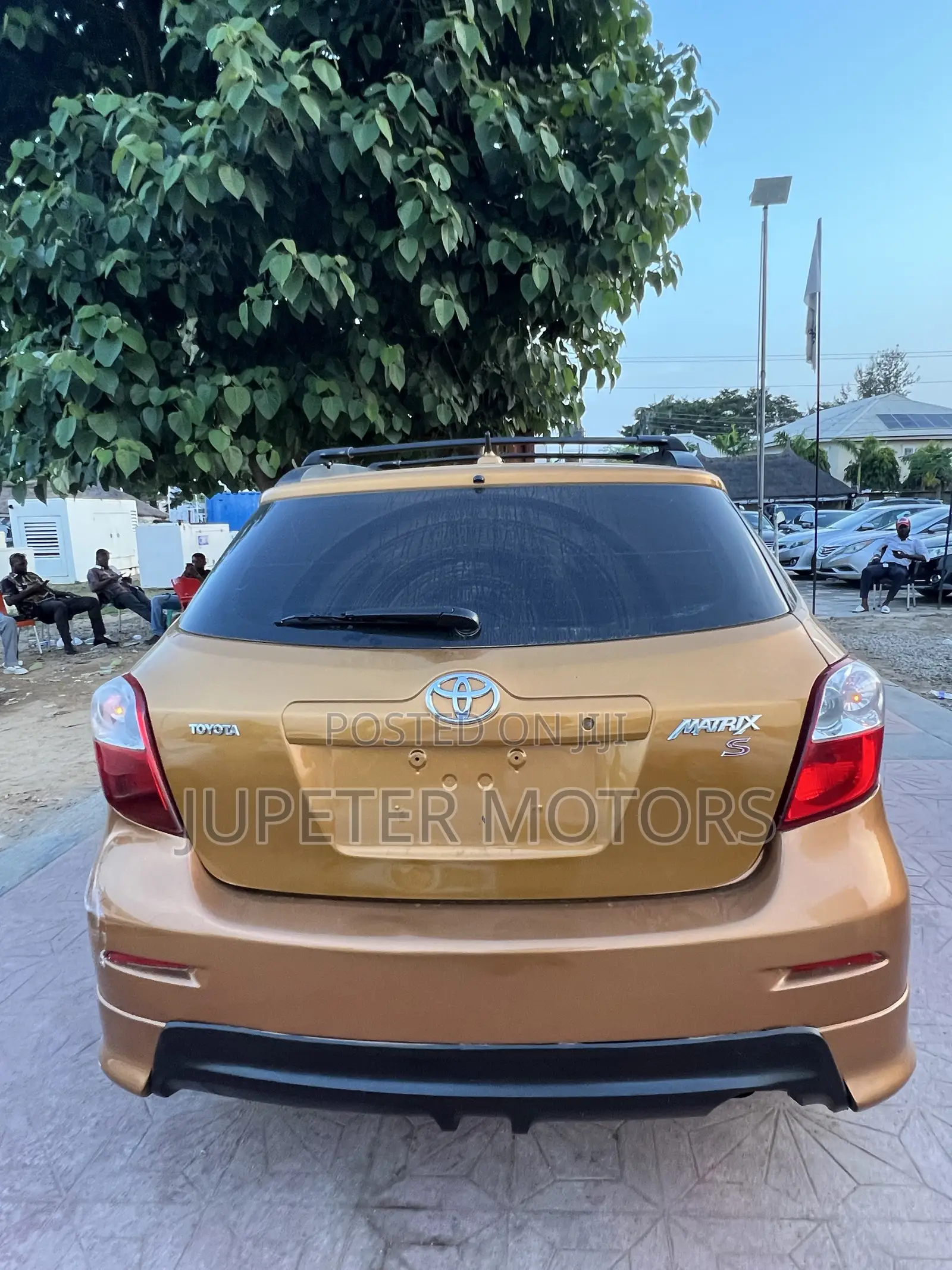 Toyota Matrix S Hatchback FWD (2.4L 4cyl 5A) 2009 Gold
