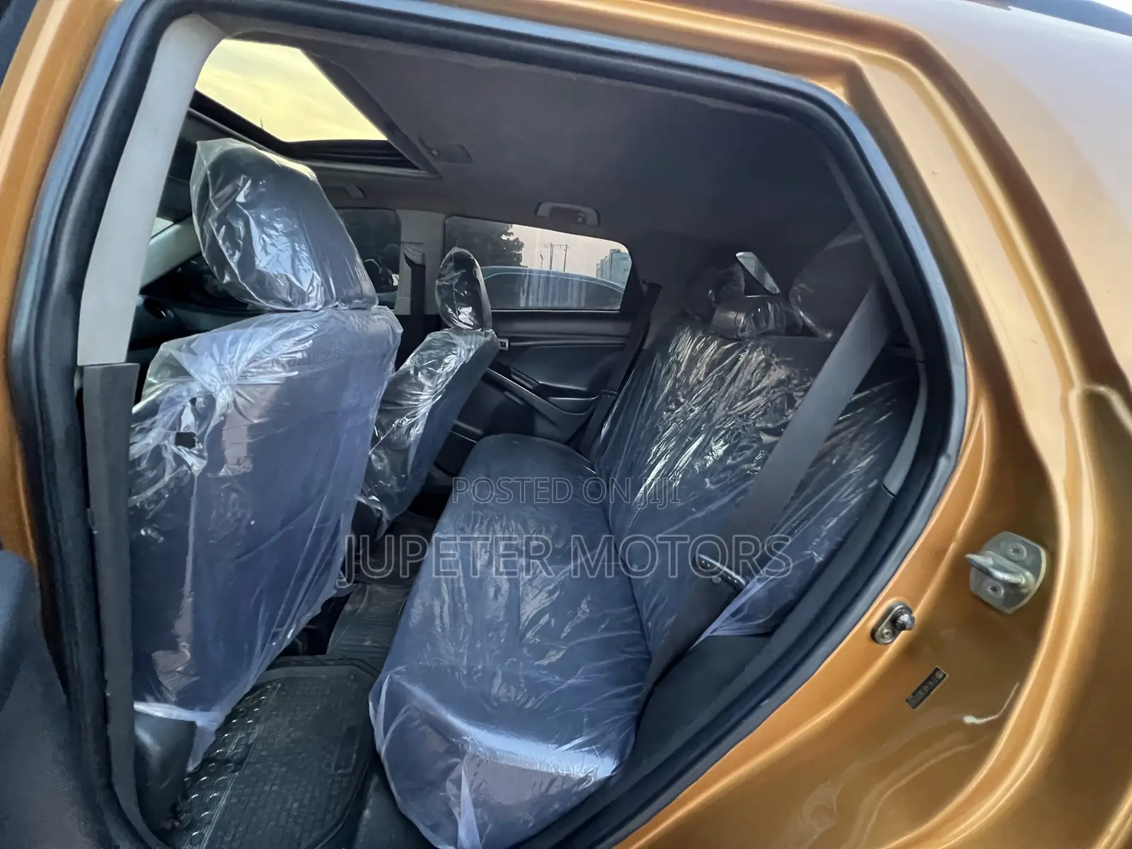 Toyota Matrix S Hatchback FWD (2.4L 4cyl 5A) 2009 Gold