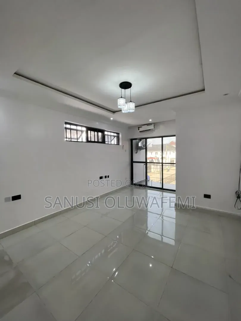 3bdrm Block of Flats in Awolowo Road for rent