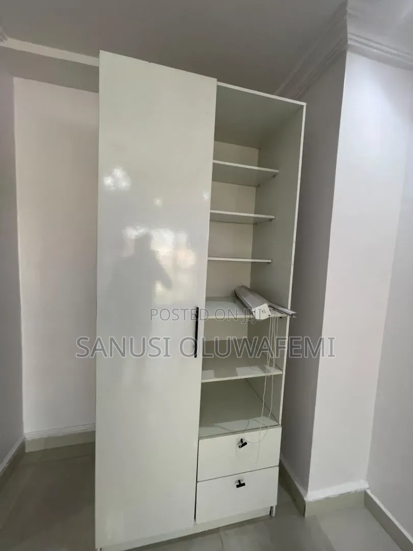 3bdrm Block of Flats in Awolowo Road for rent