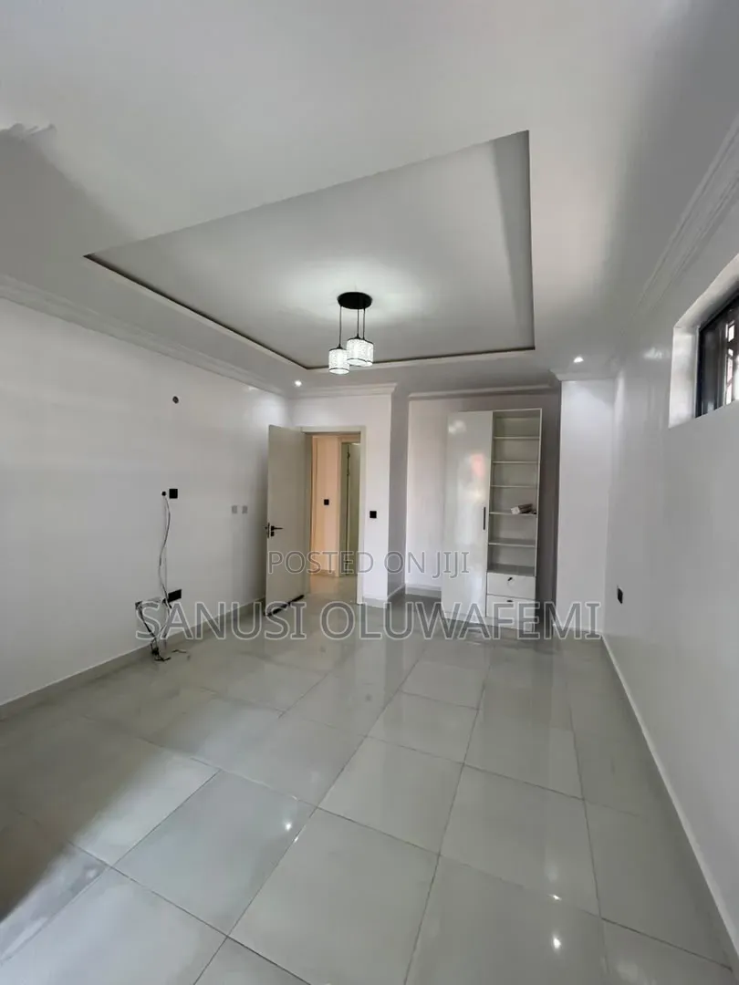 3bdrm Block of Flats in Awolowo Road for rent