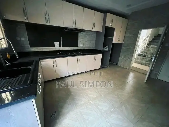 4bdrm Duplex in Idu Industrial for rent