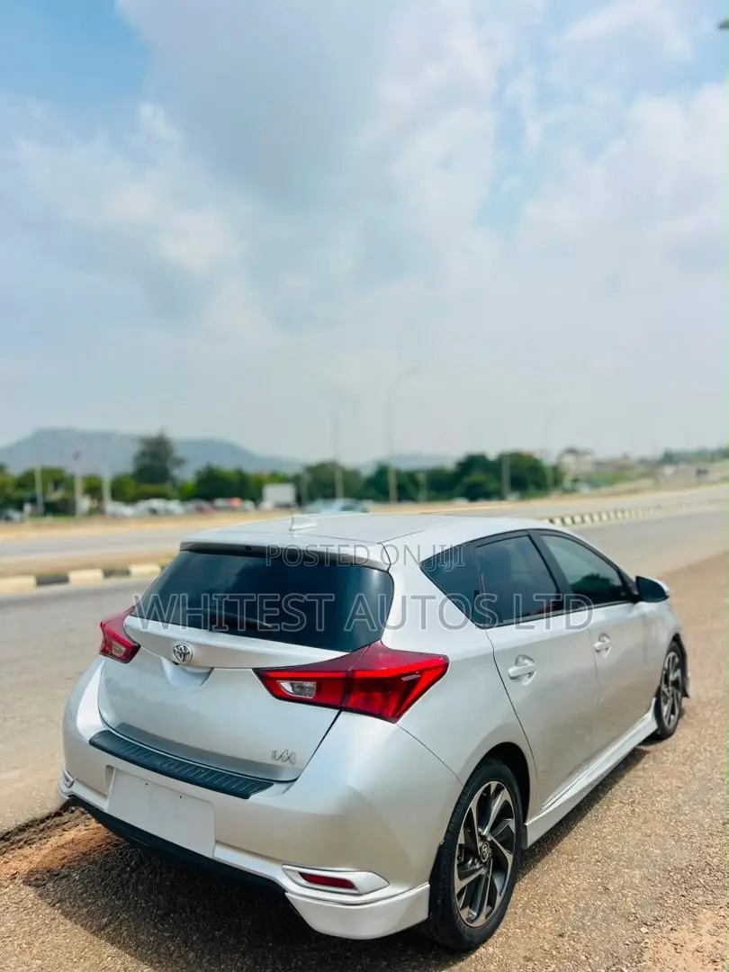 Toyota Corolla LE ECO w/Package 1 4dr Sedan (1.8L 4cyl CVT) 2017 Silver