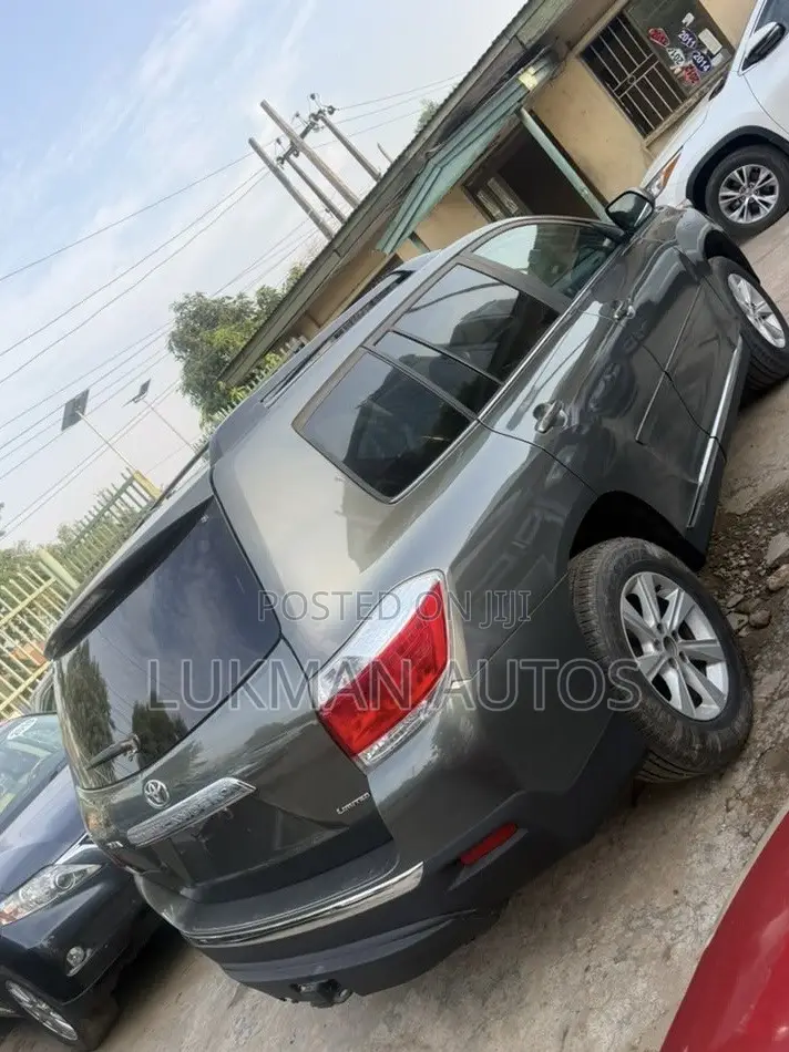 Toyota Highlander Limited 2012 Gray
