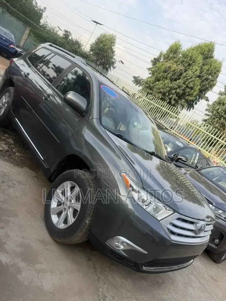 Toyota Highlander Limited 2012 Gray