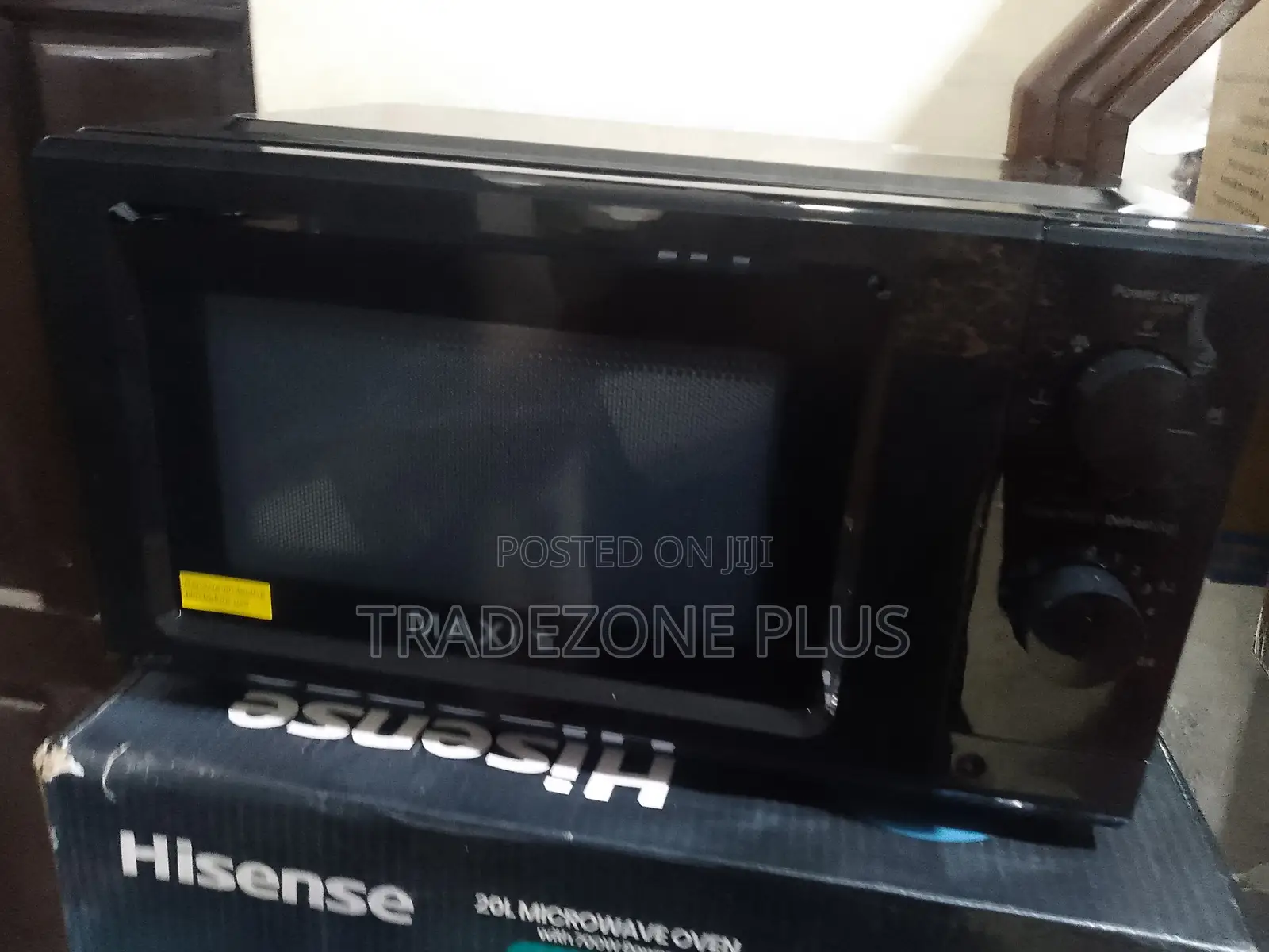 Get the Maxi MAXIMWO202LW Microwave for Your Kitchen