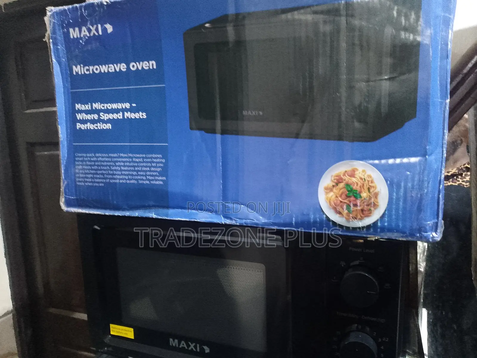 Maxi 700W Kitchen Microwave for Everyday Convenience
