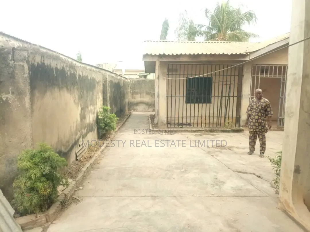 5bdrm Duplex in Omolayo Estate, Akobo for sale