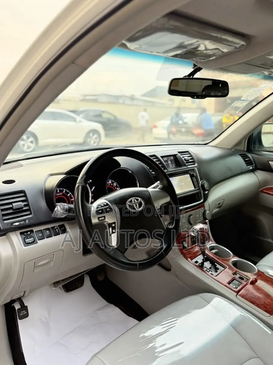 Toyota Highlander Limited 3.5l 4WD 2013 White