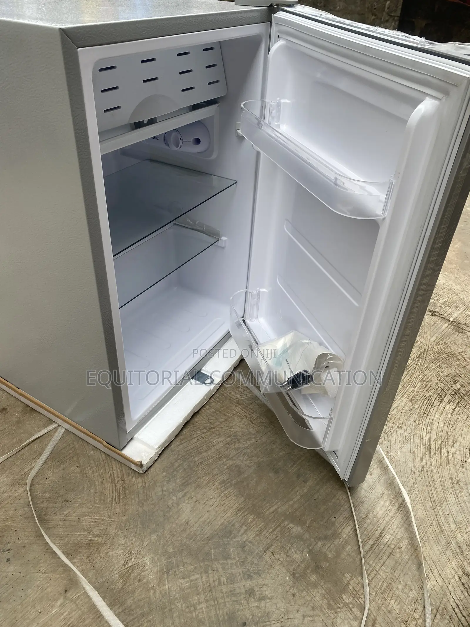 Glamstar GFR-90S-E Compact Food Storage Fridge