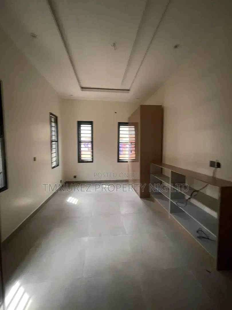 3bdrm Apartment in New Garage / Gbagada for sale