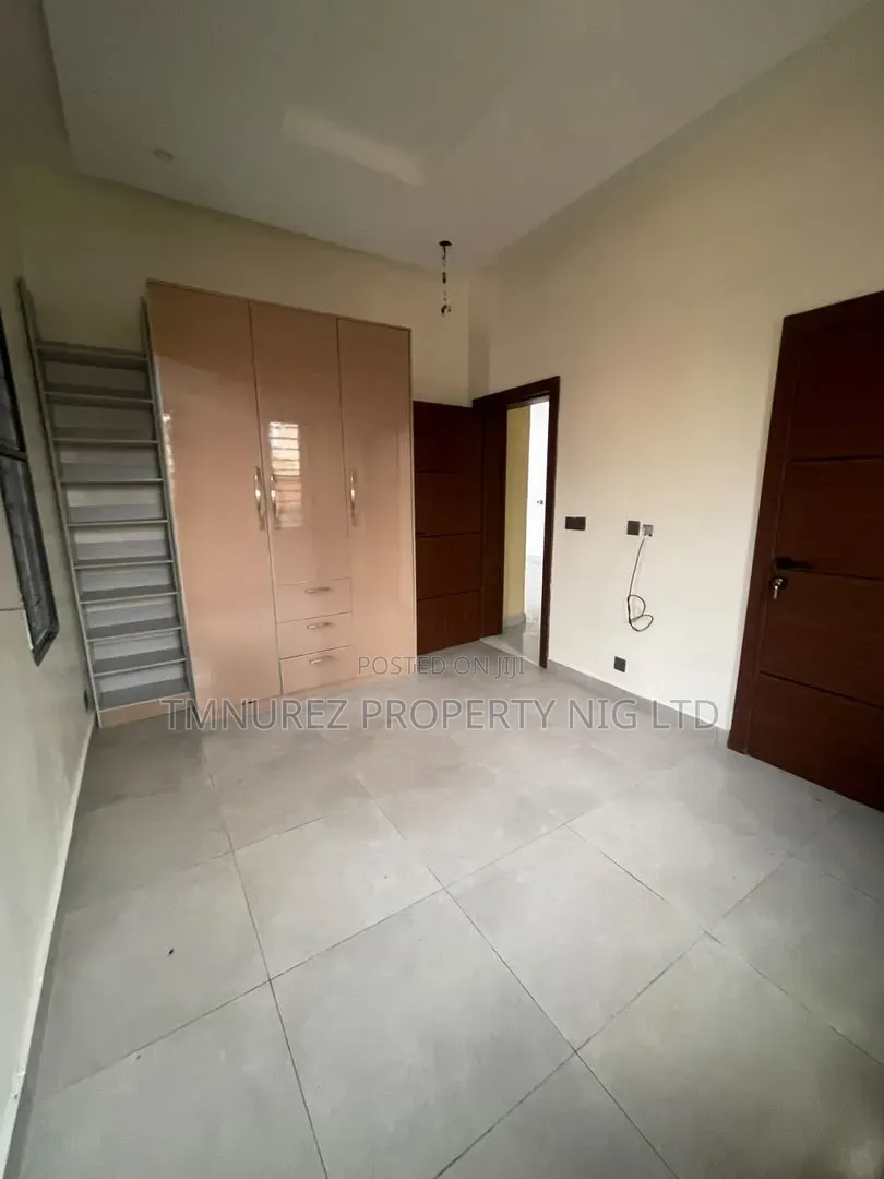 3bdrm Apartment in New Garage / Gbagada for sale