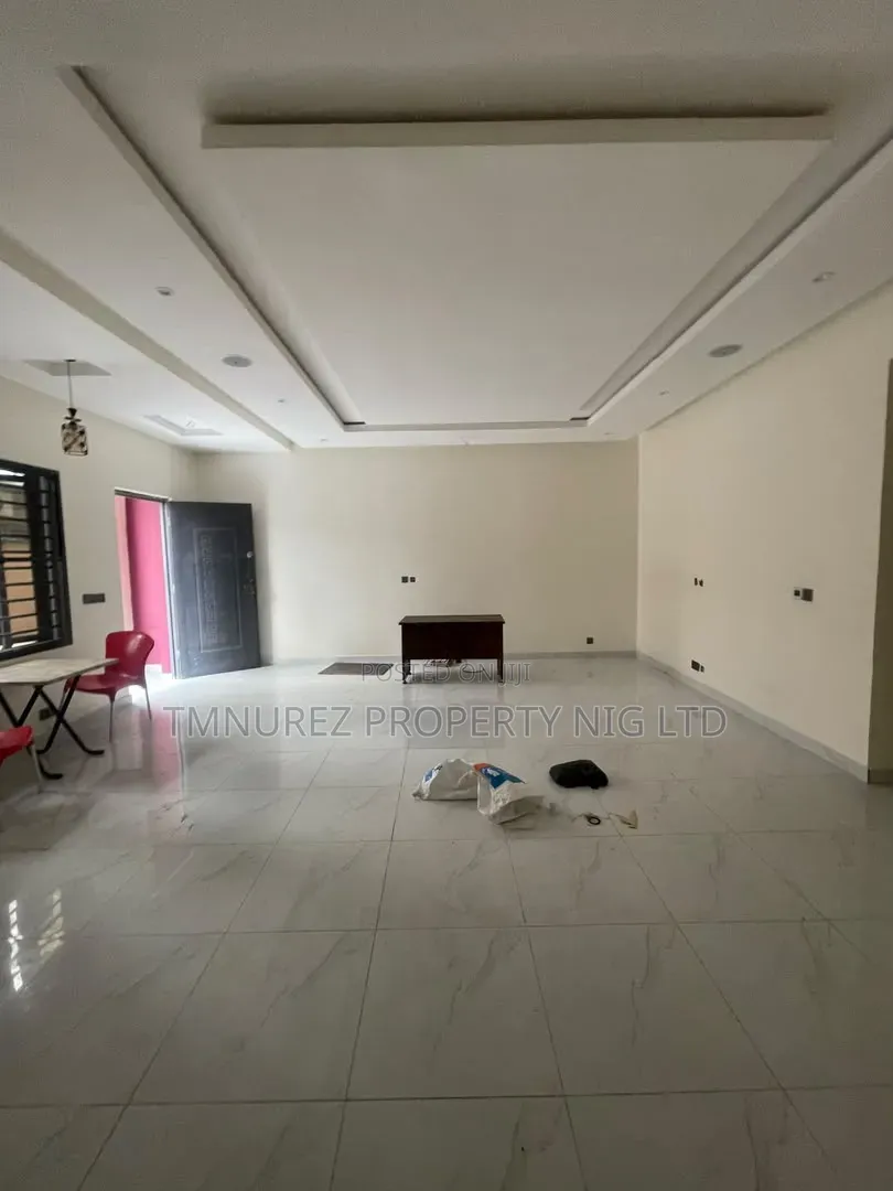 3bdrm Apartment in New Garage / Gbagada for sale