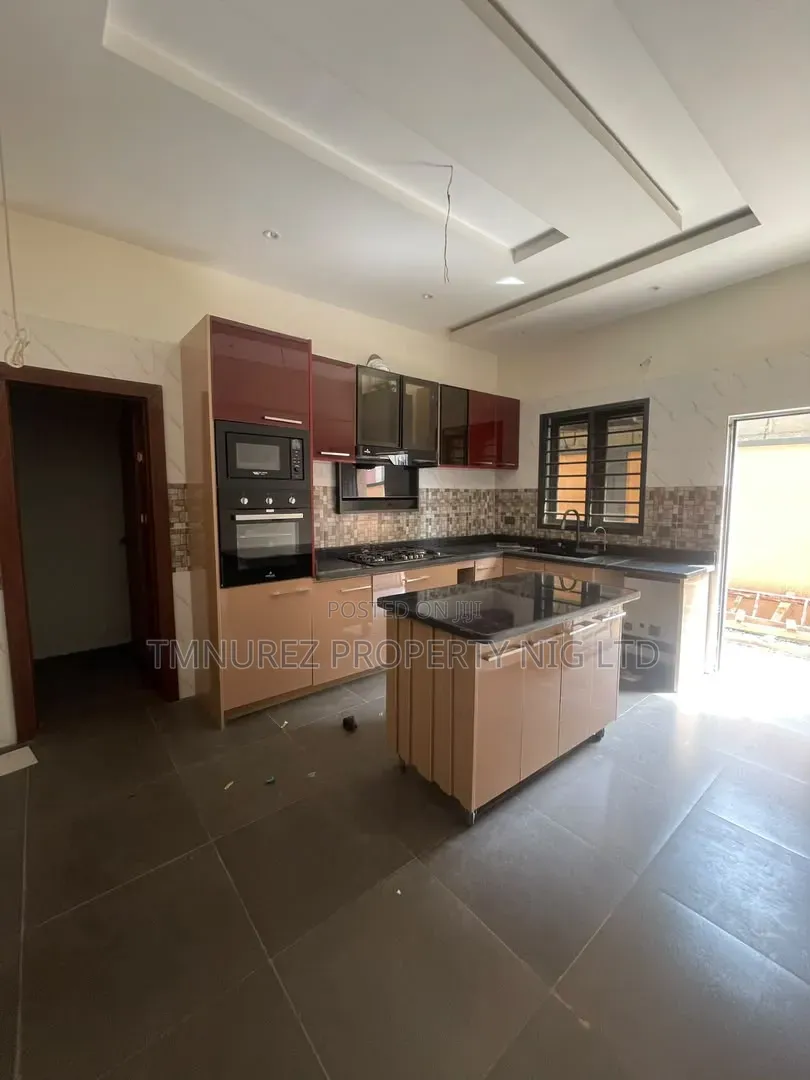 3bdrm Apartment in New Garage / Gbagada for sale