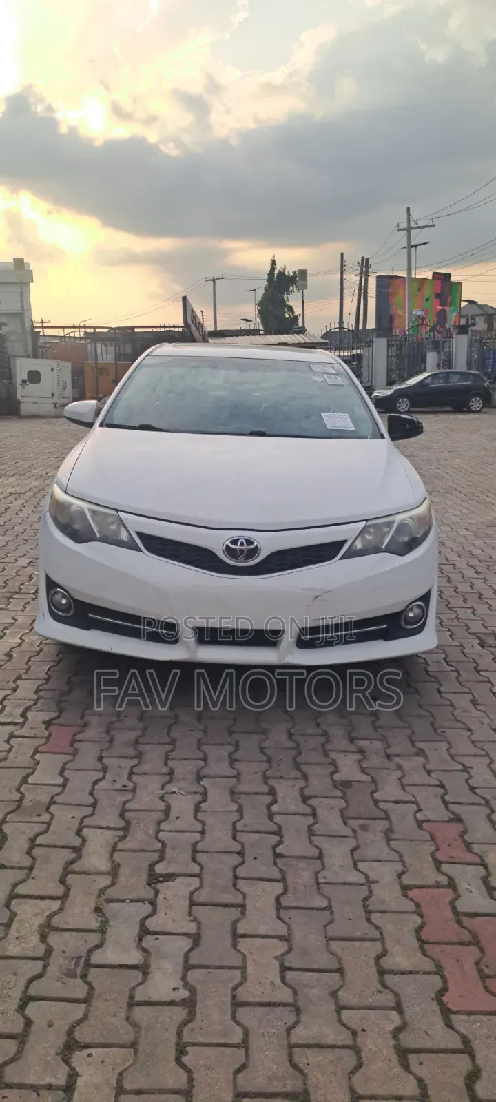 Toyota Camry SE 4dr Sedan (2.5L 4cyl 6A) 2013 White