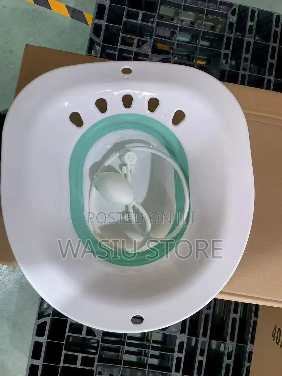 Collapsible (Foldable) Sitz Bath Bowl With a Manual Flush Pump