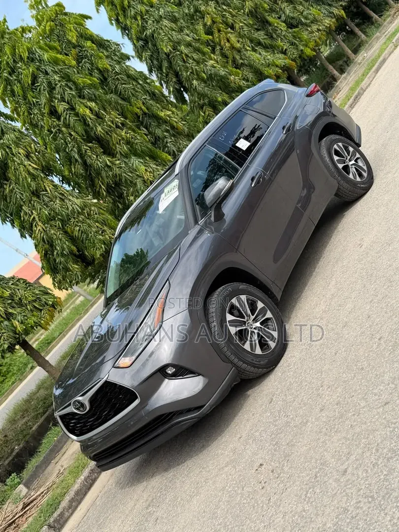Toyota Highlander XLE 2022 Gray