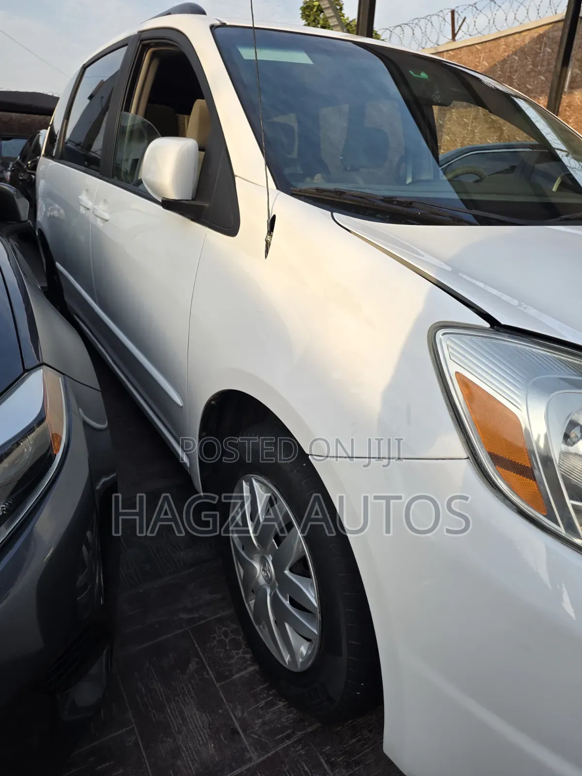 Toyota Sienna LE FWD 2006 White