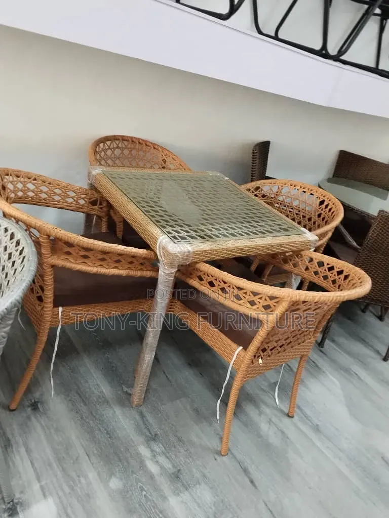 Modern 4-Seater Brown Synthetic Rattan and Wicker Patio Dining Set