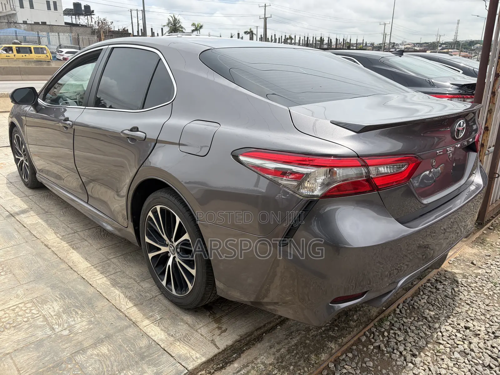 Toyota Camry SE FWD (2.5L 4cyl 8AM) 2018 Gray