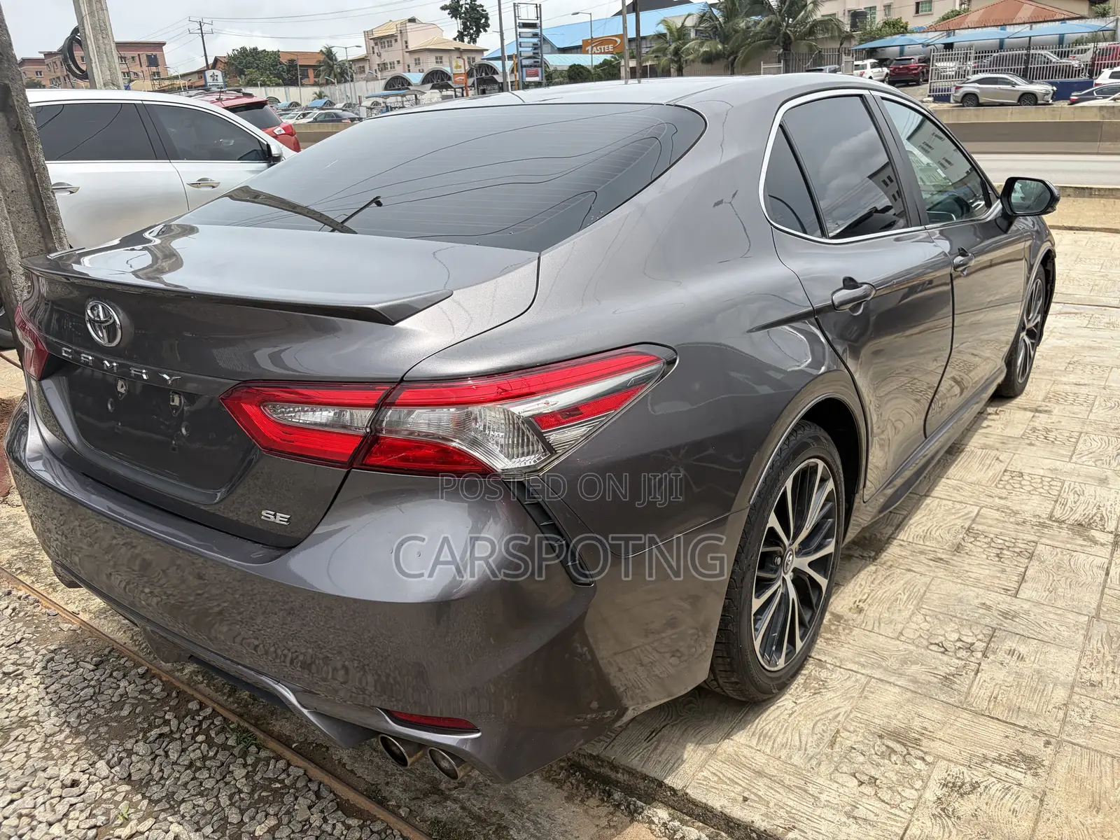 Toyota Camry SE FWD (2.5L 4cyl 8AM) 2018 Gray