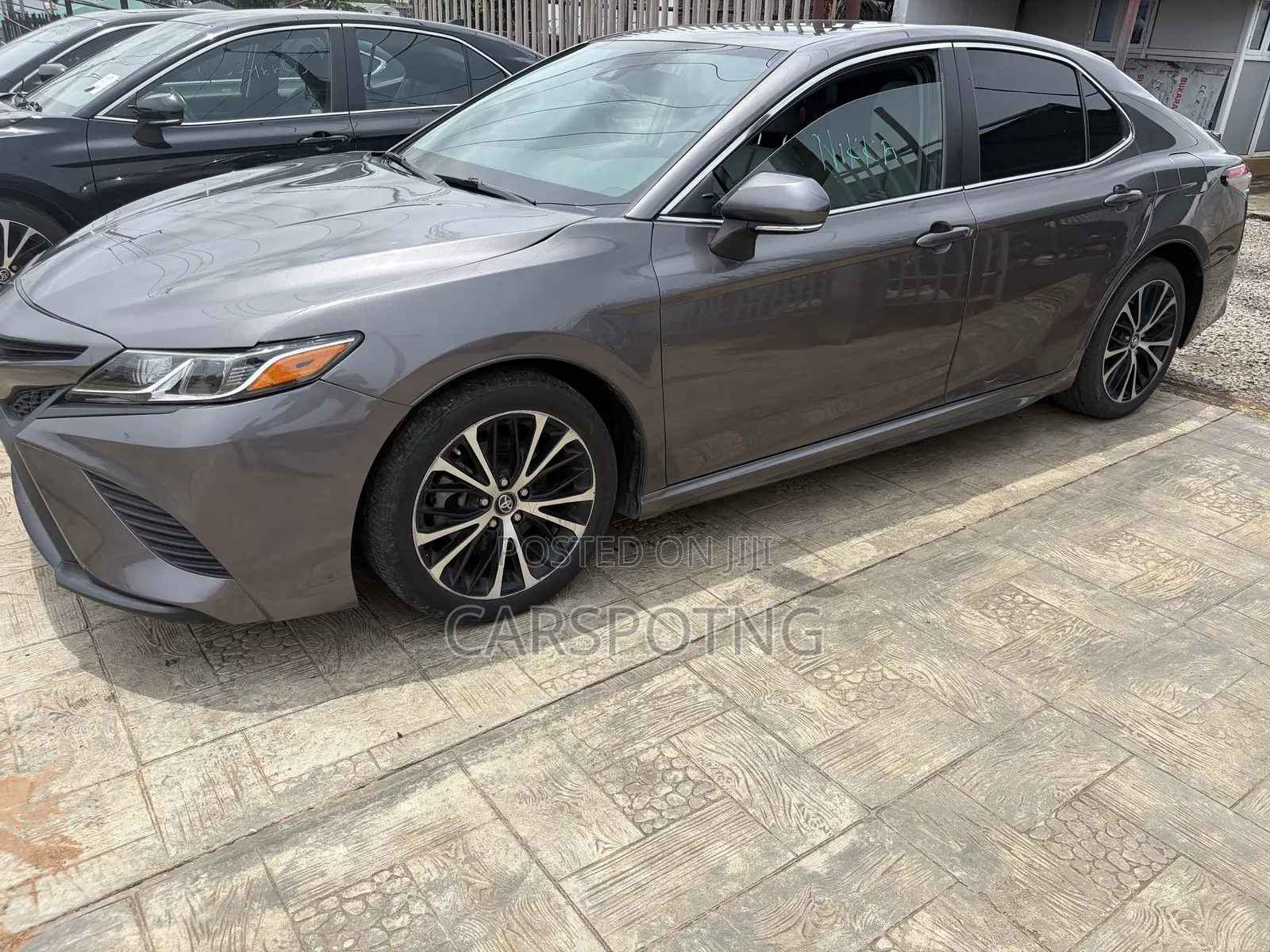 Toyota Camry SE FWD (2.5L 4cyl 8AM) 2018 Gray