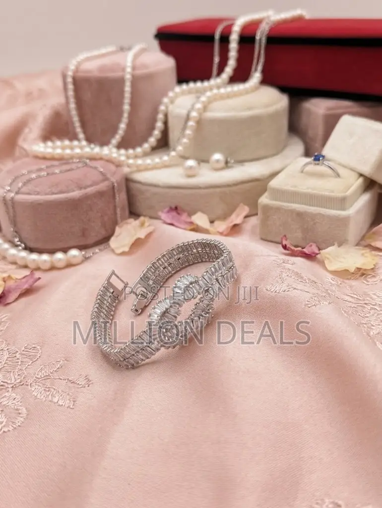 Sparkling Infinity Knot Tennis Edition Female Bracelet Silver