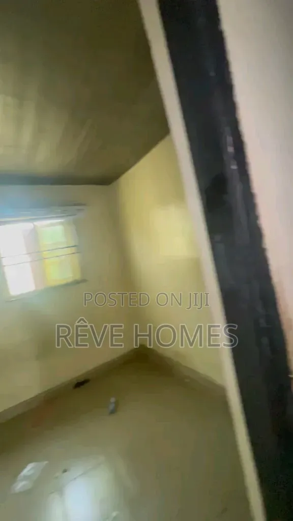 Mini Flat in Akoka for rent