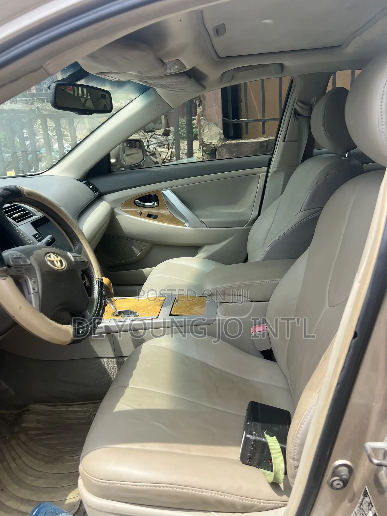 Toyota Camry XLE V6 4dr Sedan (3.5L 6cyl 6AM) 2010 Gold