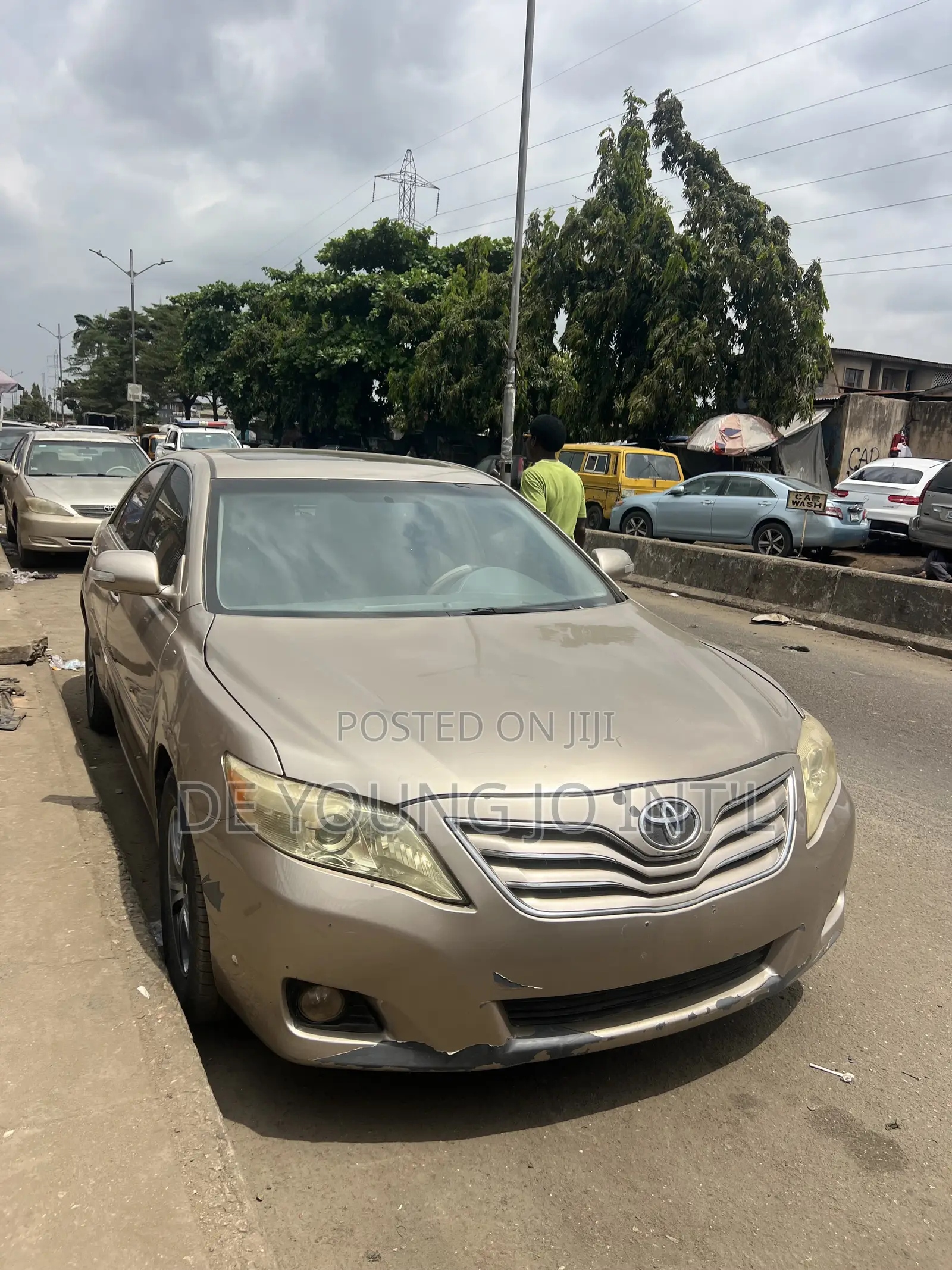 Toyota Camry XLE V6 4dr Sedan (3.5L 6cyl 6AM) 2010 Gold