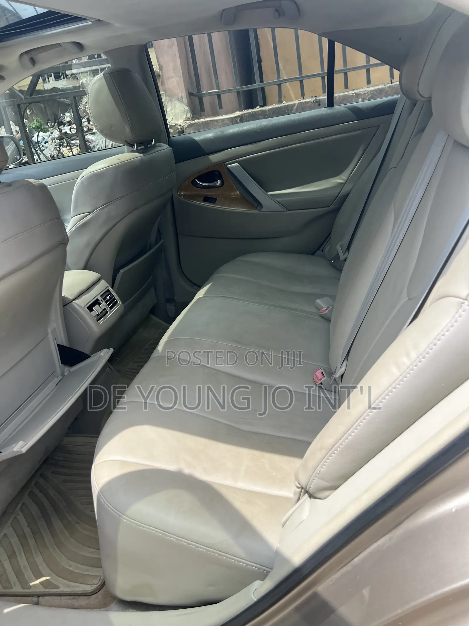Toyota Camry XLE V6 4dr Sedan (3.5L 6cyl 6AM) 2010 Gold