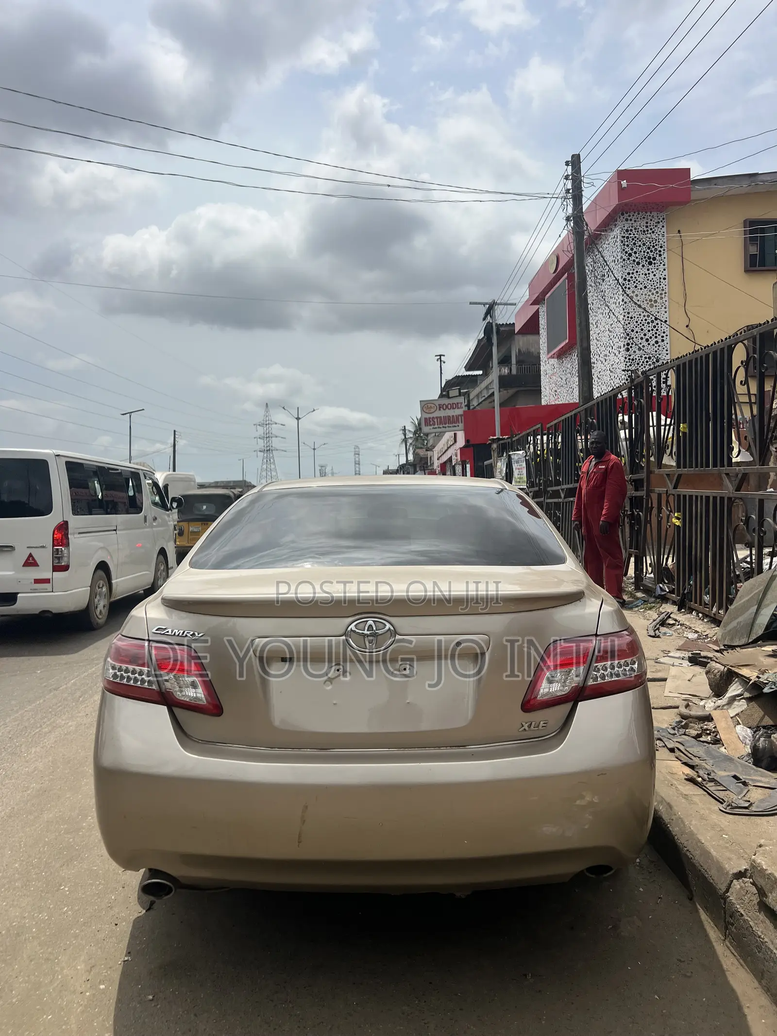 Toyota Camry XLE V6 4dr Sedan (3.5L 6cyl 6AM) 2010 Gold