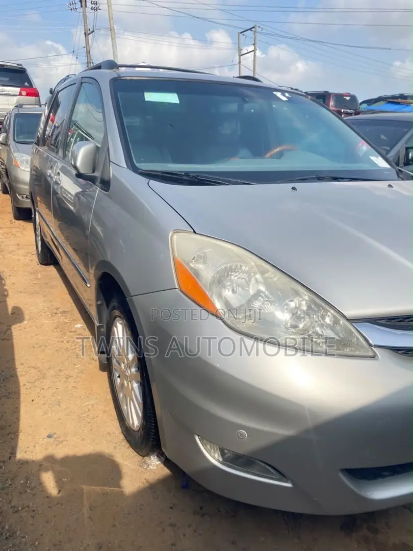 Toyota Sienna Limited 7 Passenger 2010 Silver