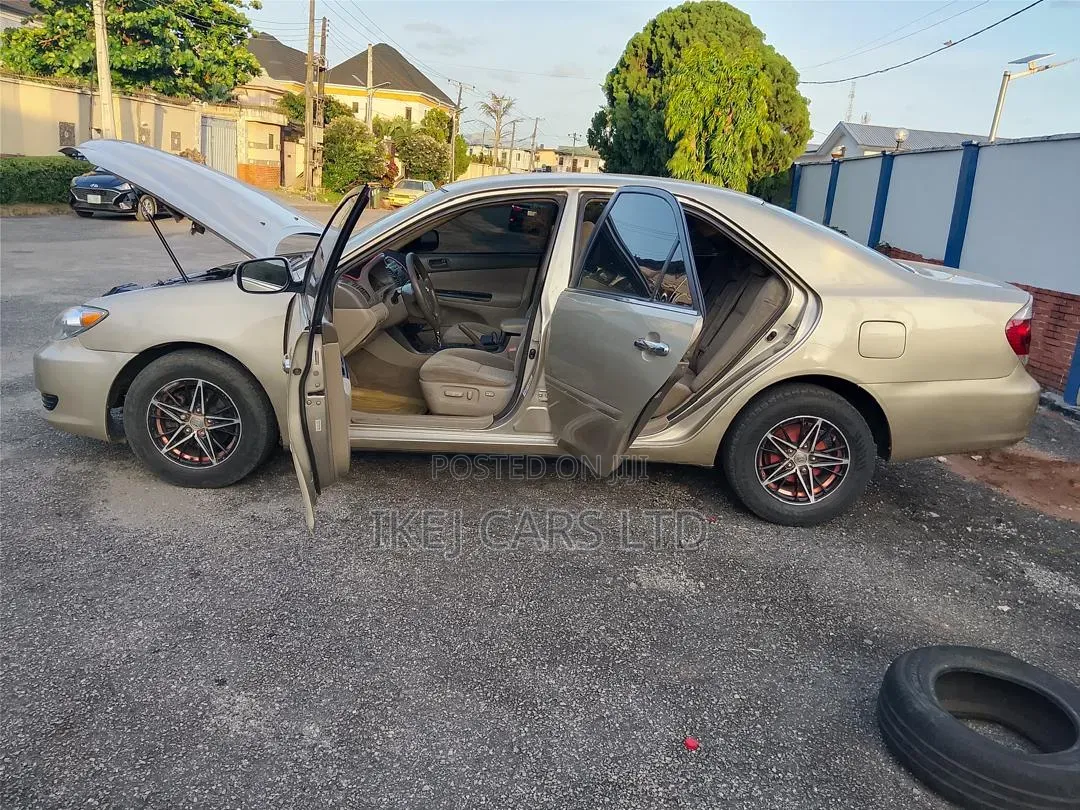 Toyota Camry 2005 Gold