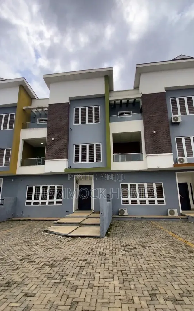 4bdrm Townhouse / Terrace in Iyaganku Gra, Iyanganku for rent