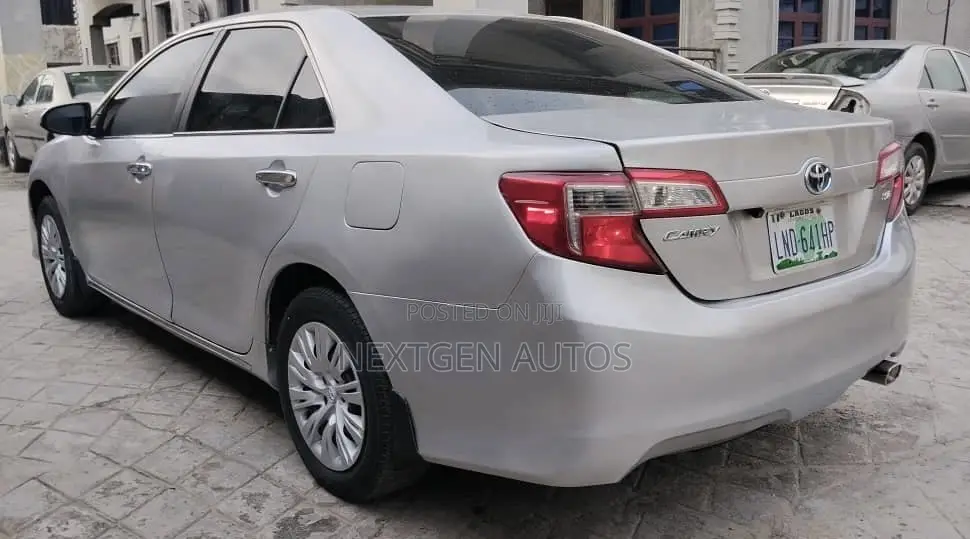 Toyota Camry SE 4dr Sedan (2.5L 4cyl 6A) 2013 Silver