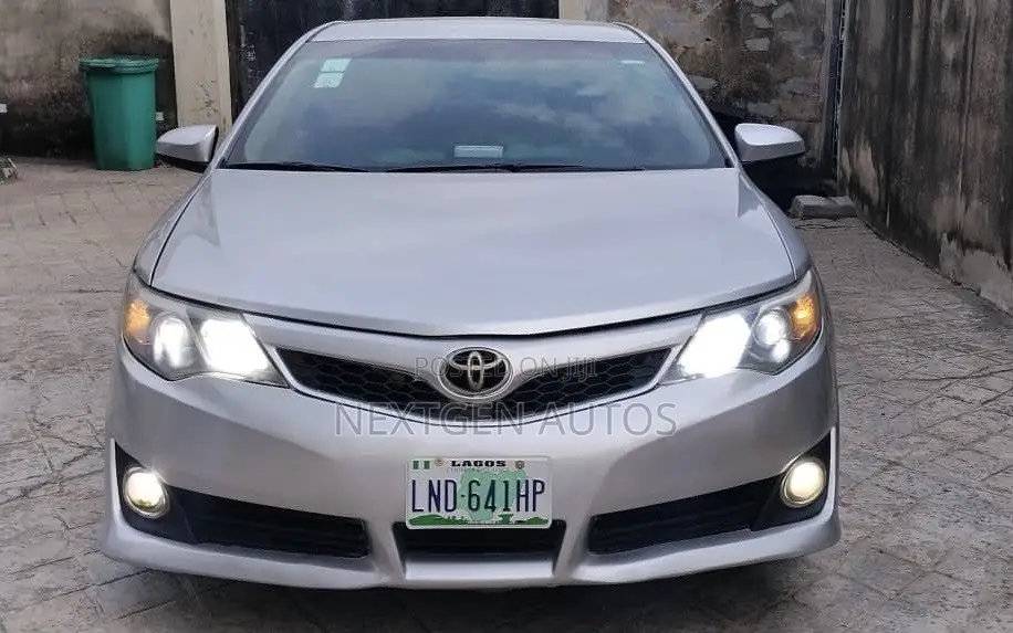 Toyota Camry SE 4dr Sedan (2.5L 4cyl 6A) 2013 Silver